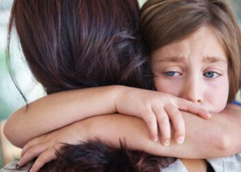 როგორ დავეხმაროთ ზედმეტად ემოციურ ბავშვს ?